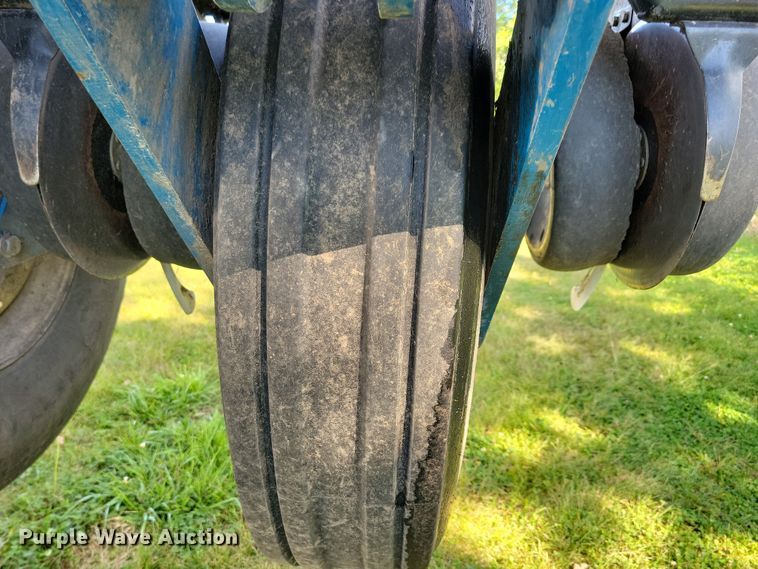 image for item DN3553 2012 Kinze 3800 planter