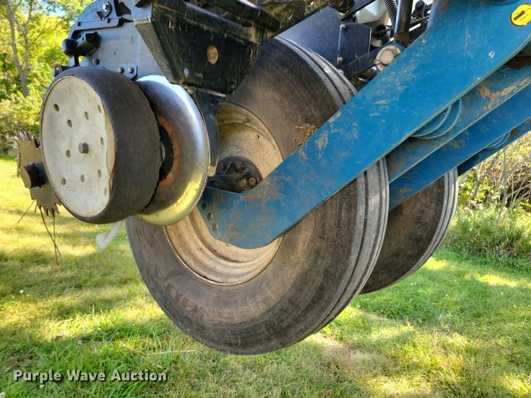 image for item DN3553 2012 Kinze 3800 planter
