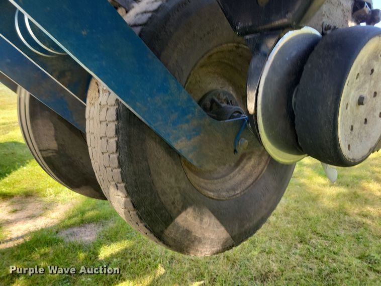 image for item DN3553 2012 Kinze 3800 planter