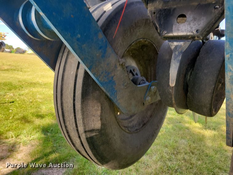 image for item DN3553 2012 Kinze 3800 planter