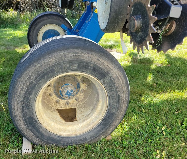 image for item DN3553 2012 Kinze 3800 planter