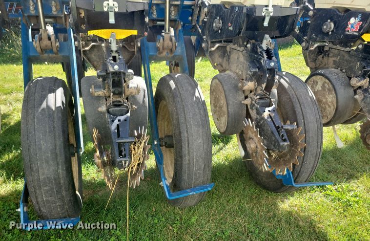 image for item DN3553 2012 Kinze 3800 planter