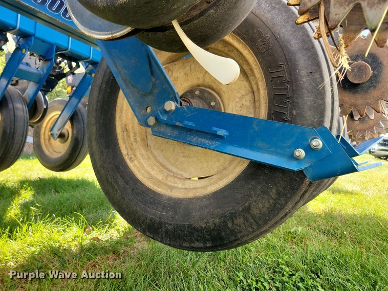 image for item DN3553 2012 Kinze 3800 planter