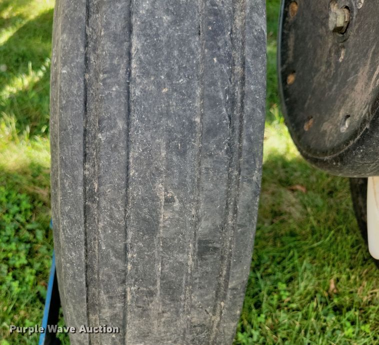 image for item DN3553 2012 Kinze 3800 planter