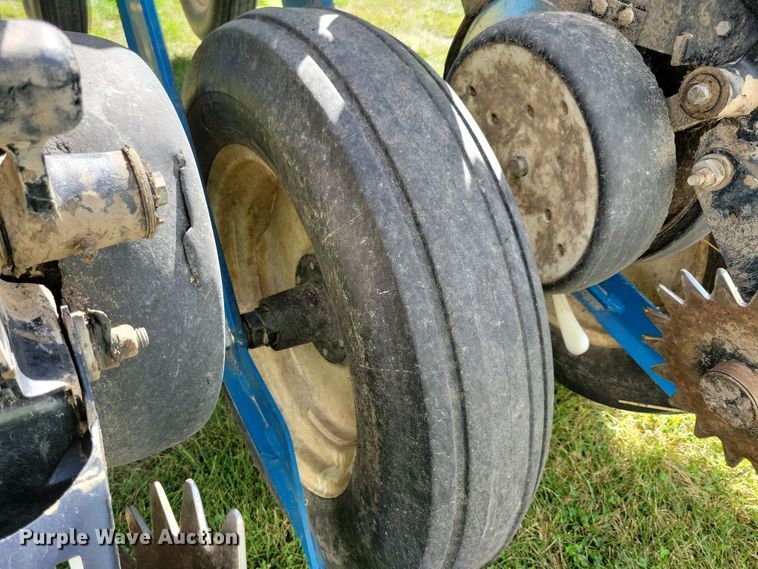 image for item DN3553 2012 Kinze 3800 planter