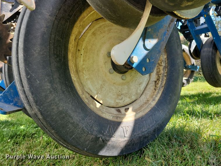 image for item DN3553 2012 Kinze 3800 planter