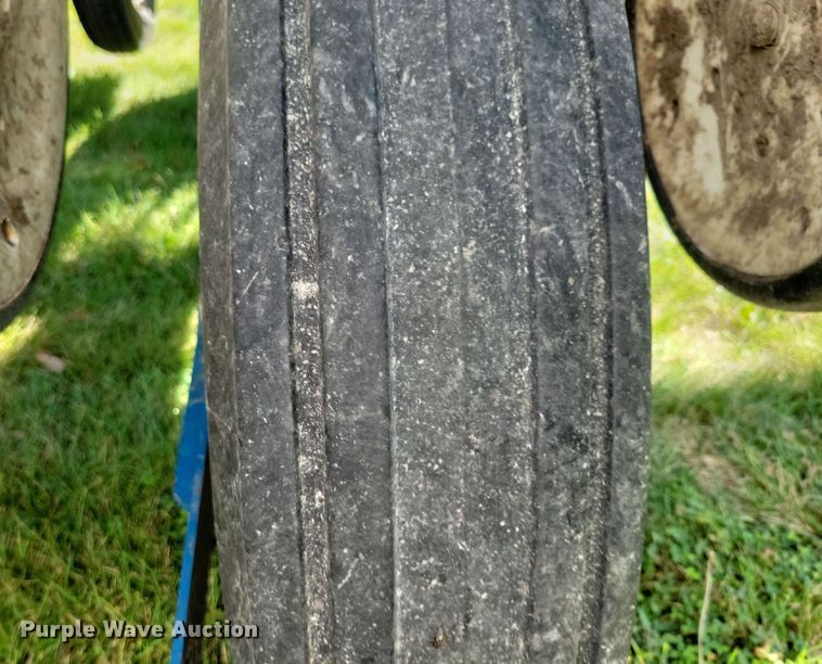 image for item DN3553 2012 Kinze 3800 planter