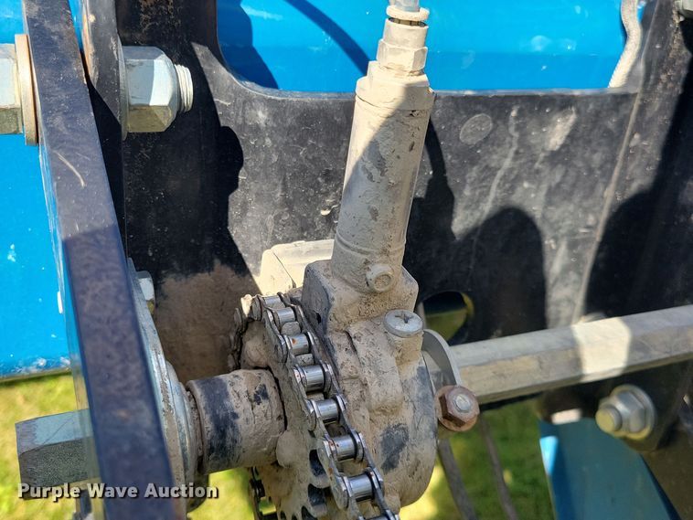 image for item DN3553 2012 Kinze 3800 planter