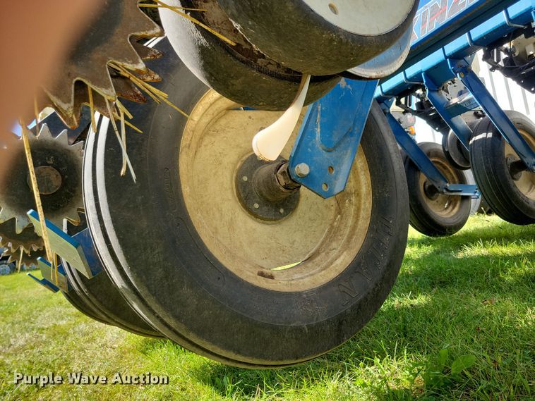 image for item DN3553 2012 Kinze 3800 planter