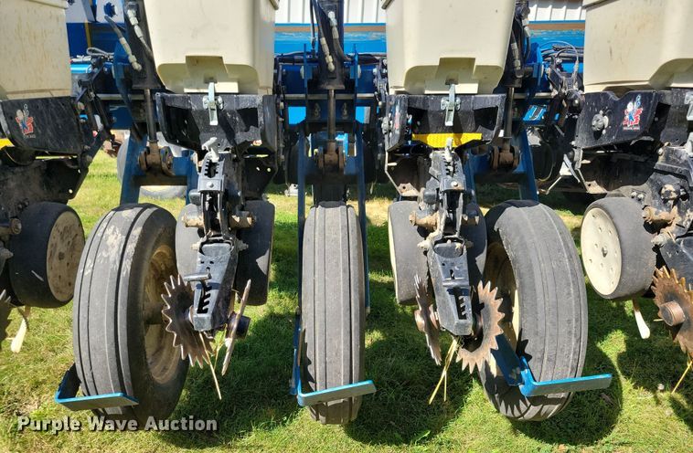 image for item DN3553 2012 Kinze 3800 planter