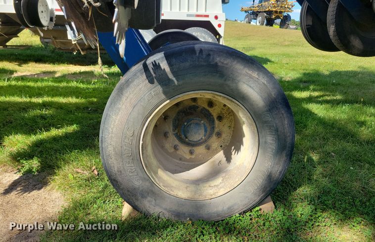 image for item DN3553 2012 Kinze 3800 planter