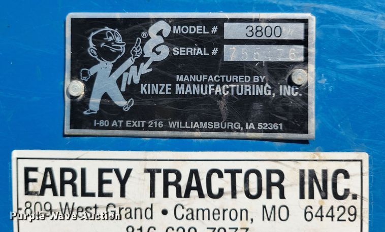 image for item DN3553 2012 Kinze 3800 planter