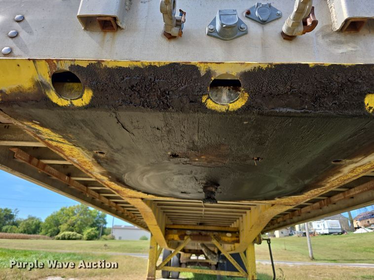 image for item DO5514 1998 Wilson CF-900 flatbed trailer