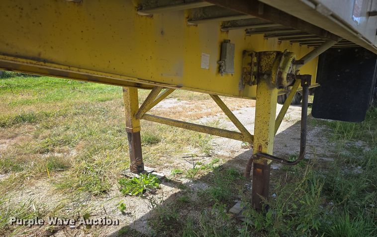 image for item DO5514 1998 Wilson CF-900 flatbed trailer