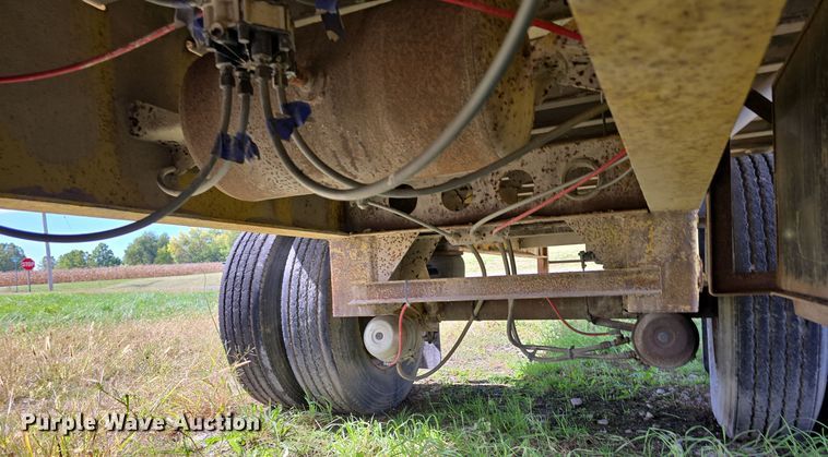 image for item DO5514 1998 Wilson CF-900 flatbed trailer