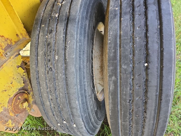 image for item DO5514 1998 Wilson CF-900 flatbed trailer