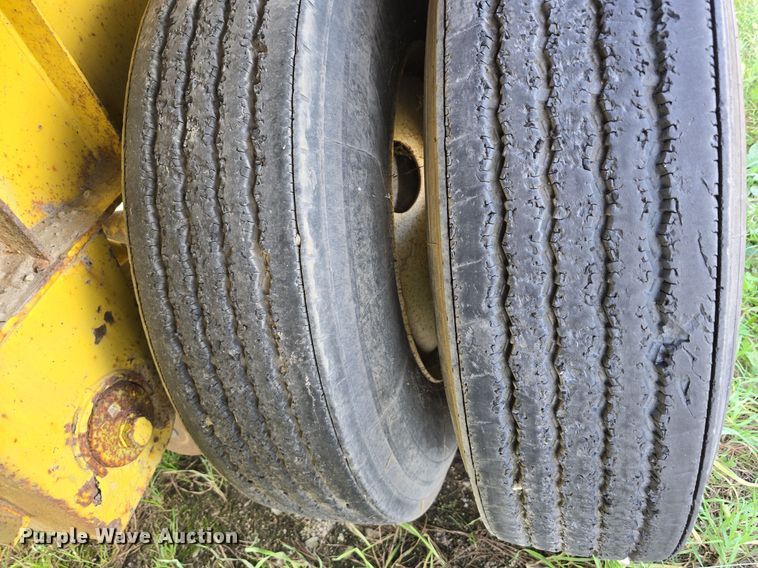 image for item DO5514 1998 Wilson CF-900 flatbed trailer