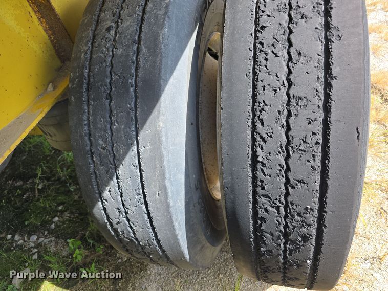 image for item DO5514 1998 Wilson CF-900 flatbed trailer