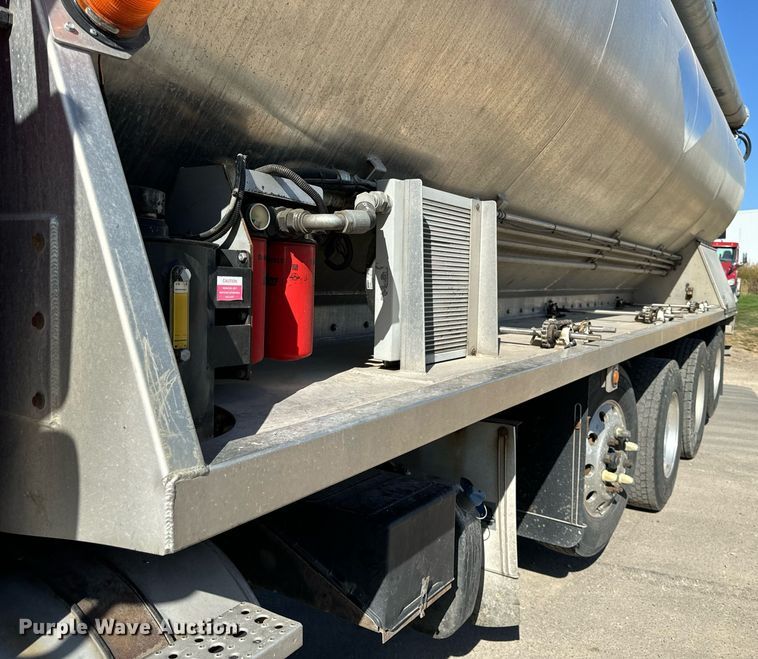 image for item DT2047 2011 Freightliner  Business Class M2  feed delivery truck 