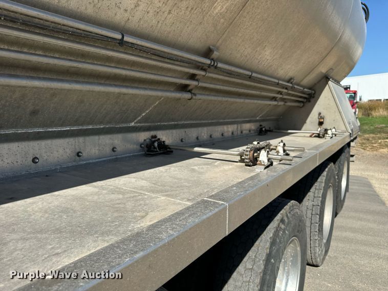 image for item DT2047 2011 Freightliner  Business Class M2  feed delivery truck 