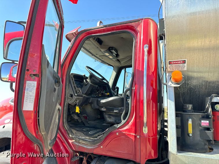 image for item DT2047 2011 Freightliner  Business Class M2  feed delivery truck 