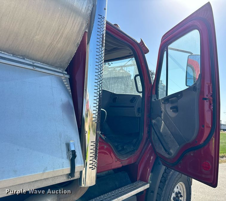 image for item DT2047 2011 Freightliner  Business Class M2  feed delivery truck 