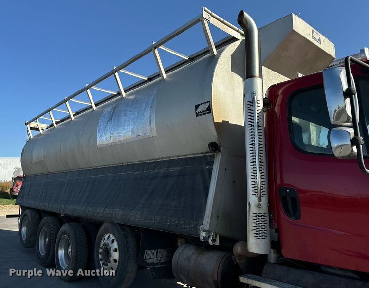 image for item DT2049 2013 Freightliner  Business Class M2 feed delivery truck