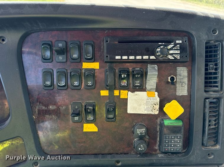 image for item DT2049 2013 Freightliner  Business Class M2 feed delivery truck