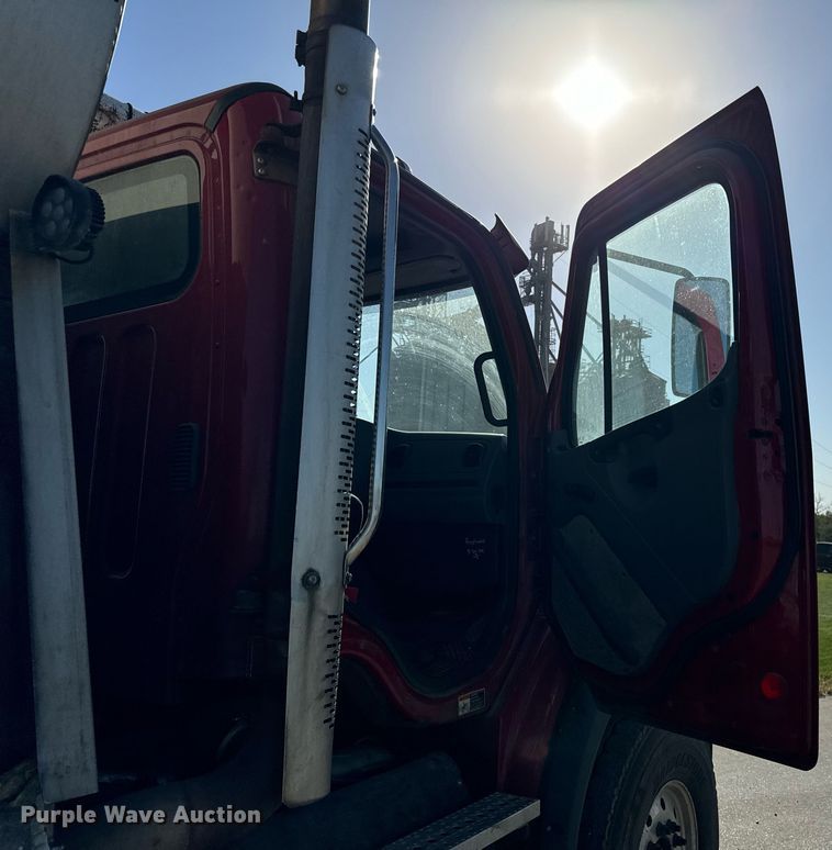 image for item DT2049 2013 Freightliner  Business Class M2 feed delivery truck