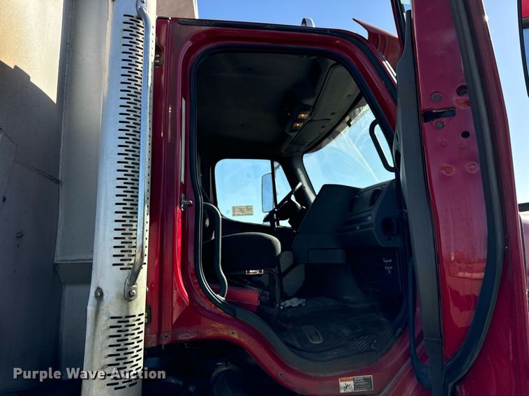 image for item DT2049 2013 Freightliner  Business Class M2 feed delivery truck