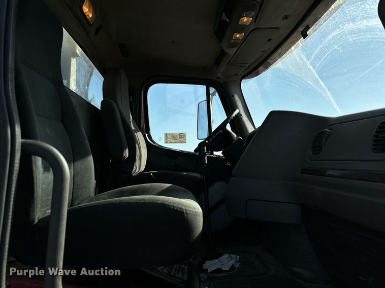 image for item DT2049 2013 Freightliner  Business Class M2 feed delivery truck