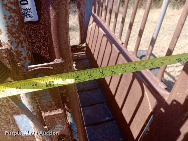 image for item DW0817 Priefert squeeze chute