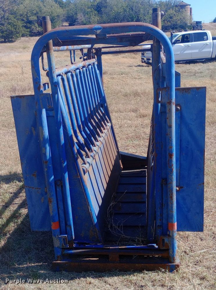 image for item DW0818 Priefert squeeze chute