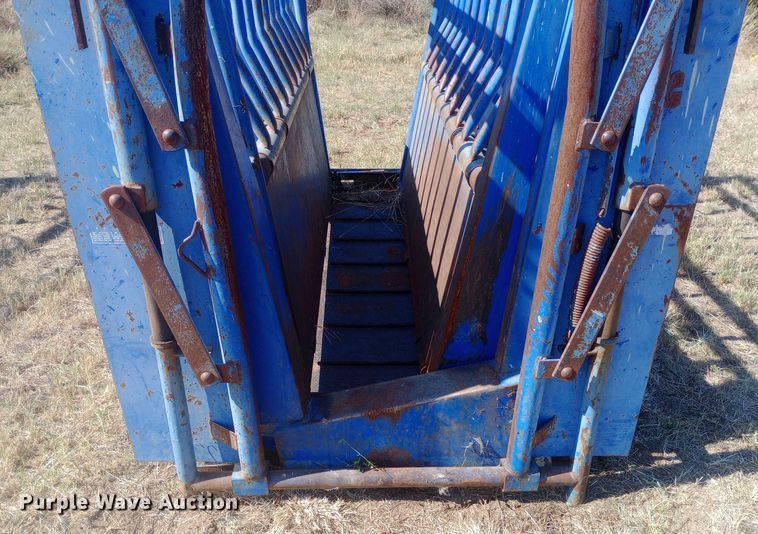 image for item DW0818 Priefert squeeze chute