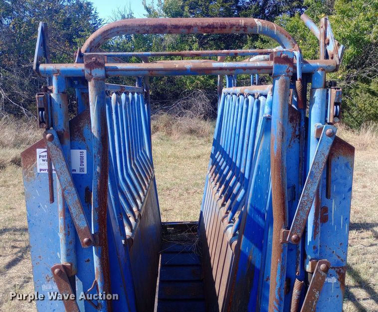 image for item DW0818 Priefert squeeze chute