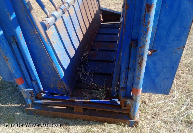 image for item DW0818 Priefert squeeze chute