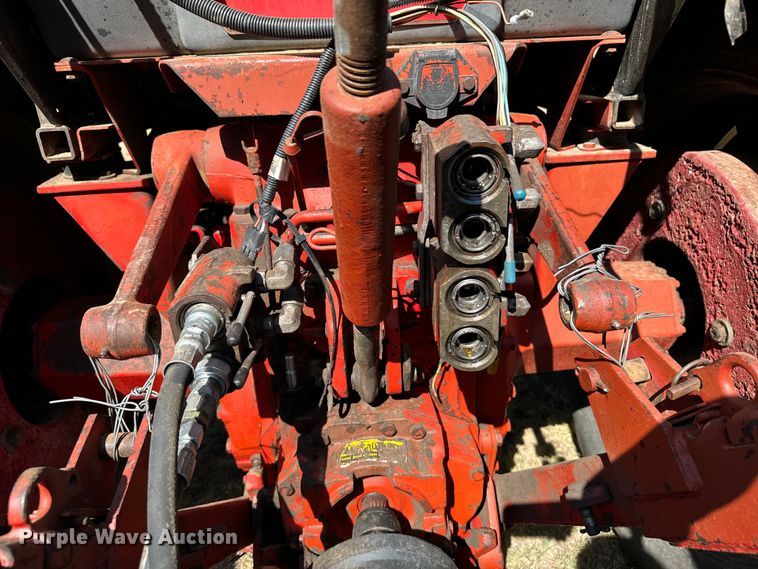image for item DX3537 1981 International Harvester F986 tractor