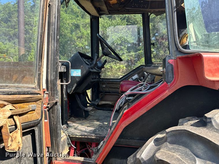 image for item DX3537 1981 International Harvester F986 tractor