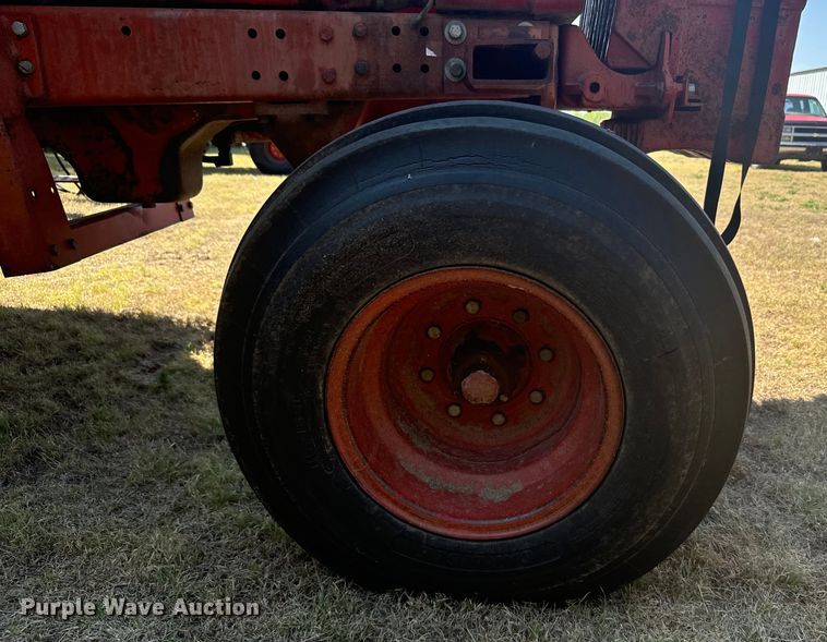 image for item DX3537 1981 International Harvester F986 tractor