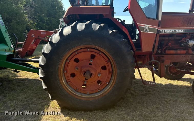 image for item DX3537 1981 International Harvester F986 tractor