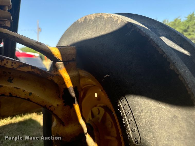 image for item DX3539 Ford 4400 tractor