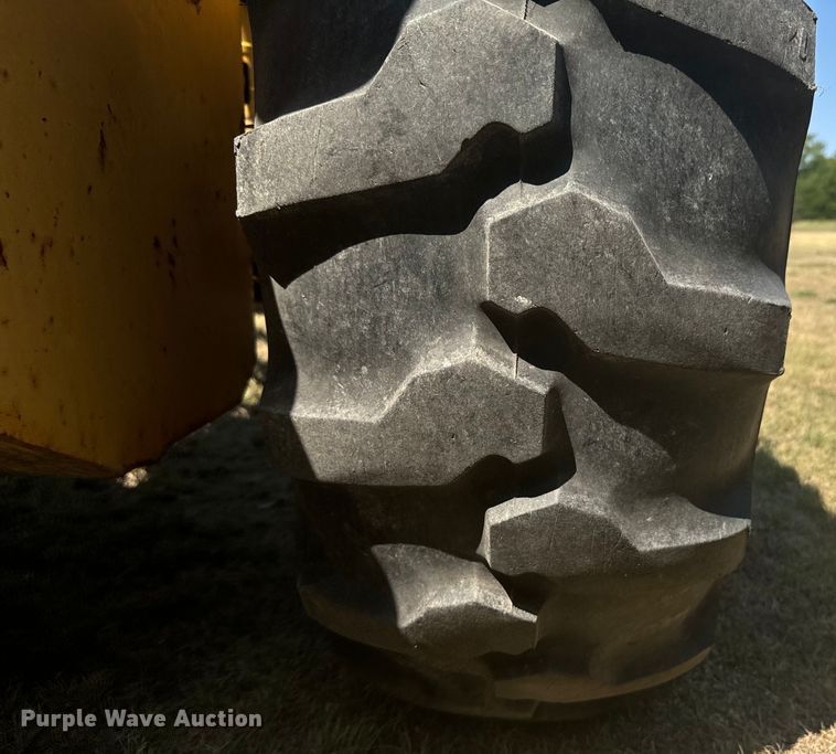 image for item DX3539 Ford 4400 tractor