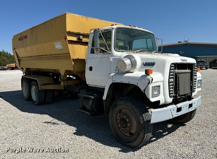 image for item DX3600 1991 Ford L8000 feed mixer truck