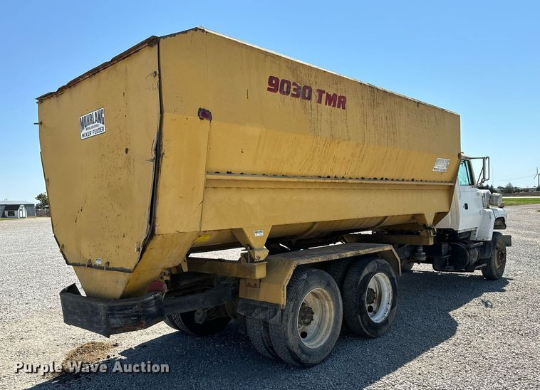 image for item DX3600 1991 Ford L8000 feed mixer truck