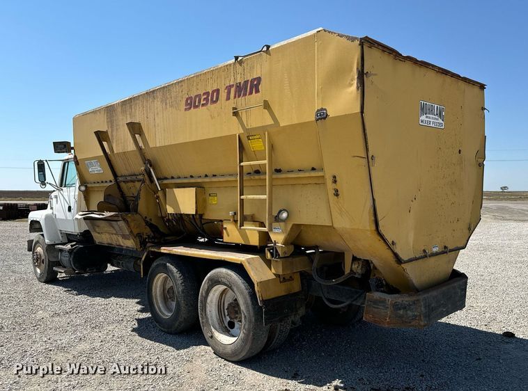 image for item DX3600 1991 Ford L8000 feed mixer truck