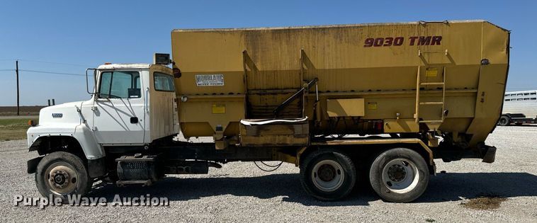 image for item DX3600 1991 Ford L8000 feed mixer truck