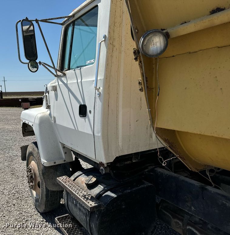 image for item DX3600 1991 Ford L8000 feed mixer truck