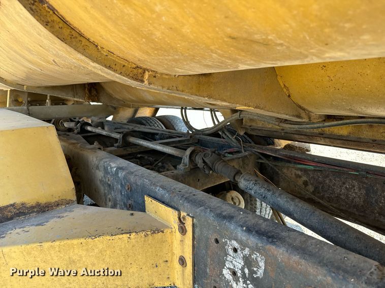 image for item DX3600 1991 Ford L8000 feed mixer truck