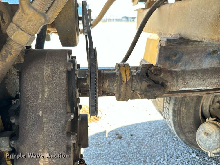 image for item DX3600 1991 Ford L8000 feed mixer truck