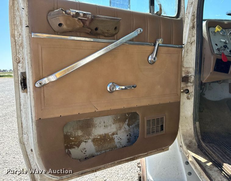 image for item DX3600 1991 Ford L8000 feed mixer truck